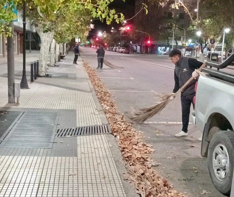 DE MADRUGADA Y ESTA MAÑANA: ASÍ SE TRABAJÓ PARA DEJAR LA LIMPIA LA CIUDAD TRAS EL ZONDA